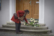 Various individuals placed flowers in front of the building on Ihnestrasse 22.