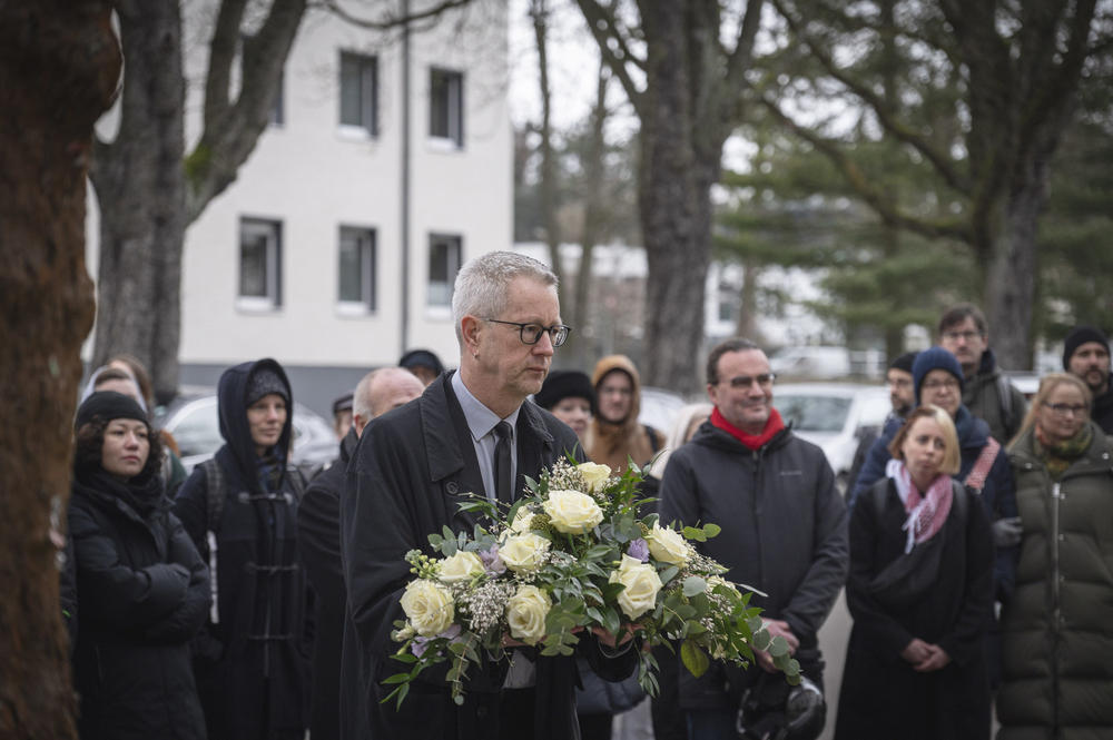 University president Günter M. Ziegler and numerous others placed wreaths and flowers in front of the entrance to the building on Ihnestrasse 22 in Dahlem.