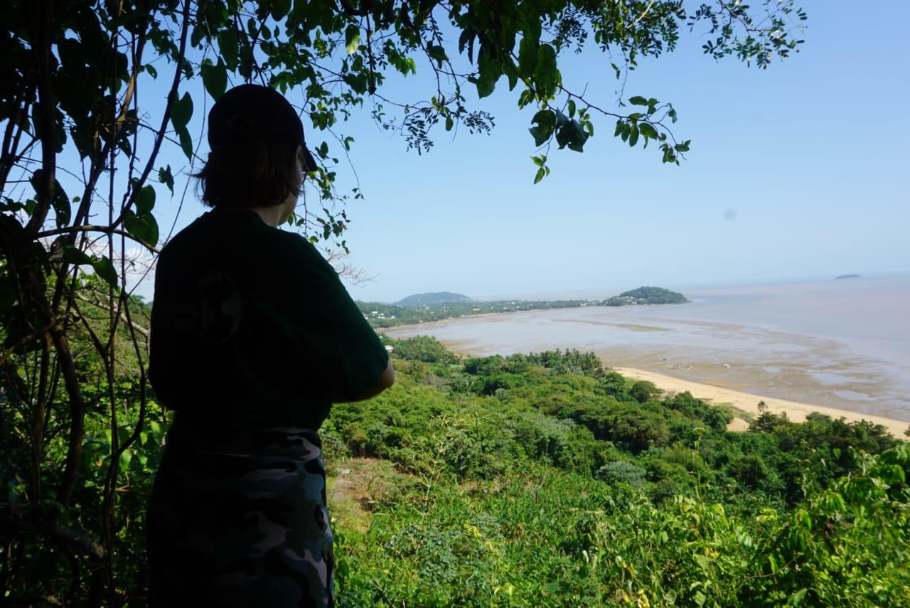 The jungle trail “Sentier du Rorota” ends at a beautiful beach.