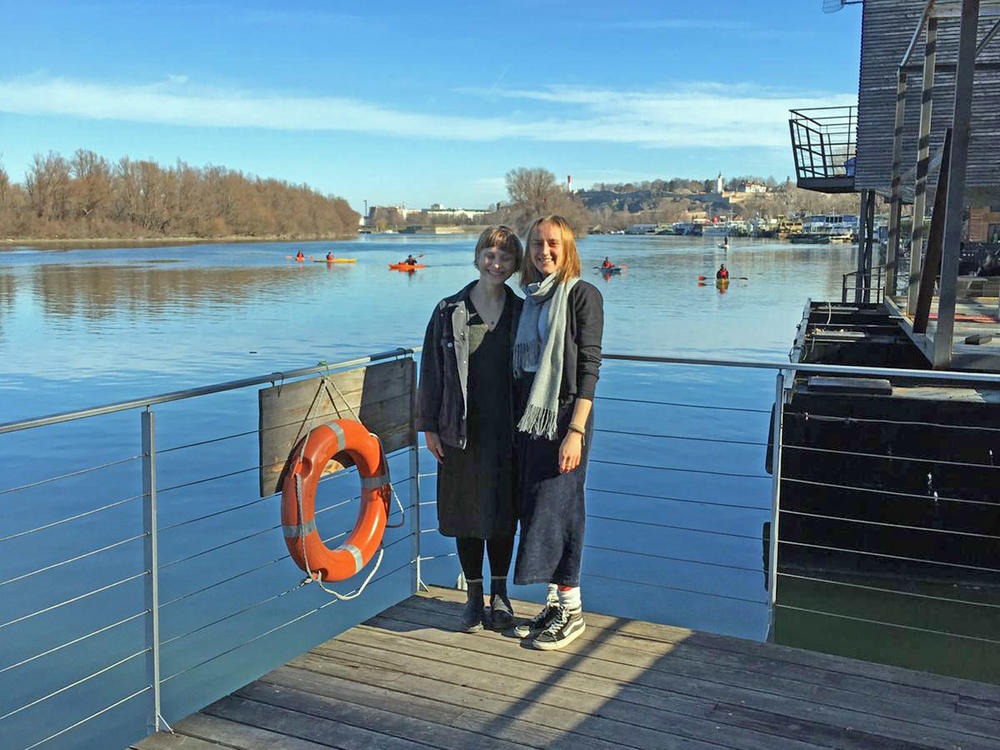 Sonja Poschenrieder (right) and her fellow student Cassie went on a journey in the footsteps of her ancestors. Here they stopped at a hostel on the Danube in Belgrade.