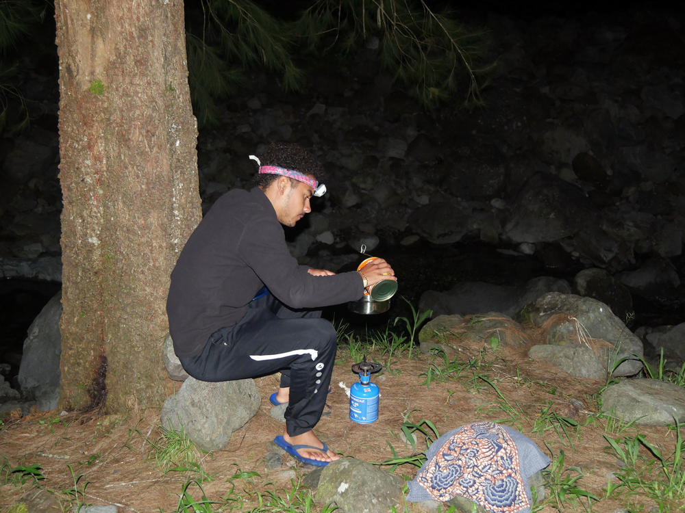 Elias Aguigah had many dinners like this on Reunion Island: With a camping stove on the banks of the river.