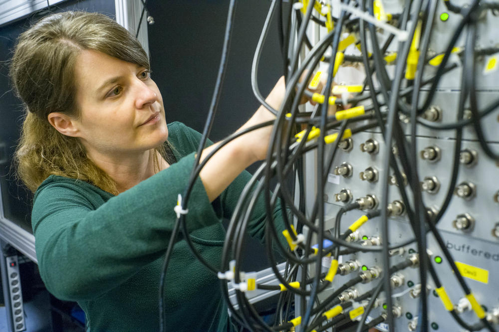 Timing control of an experiment. Various electrical signals are sent to individual devices. They ensure that all steps are executed with the highest accuracy at the right time.