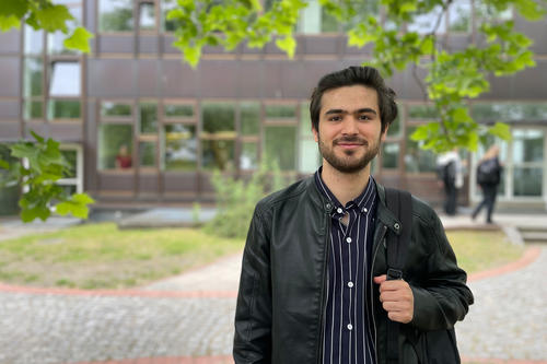 From Kabul to Berlin: Ehsanullah Attiq fled the Taliban in 2021 and has studied media and communication studies at Freie Universität Berlin since the 2024 summer semester.