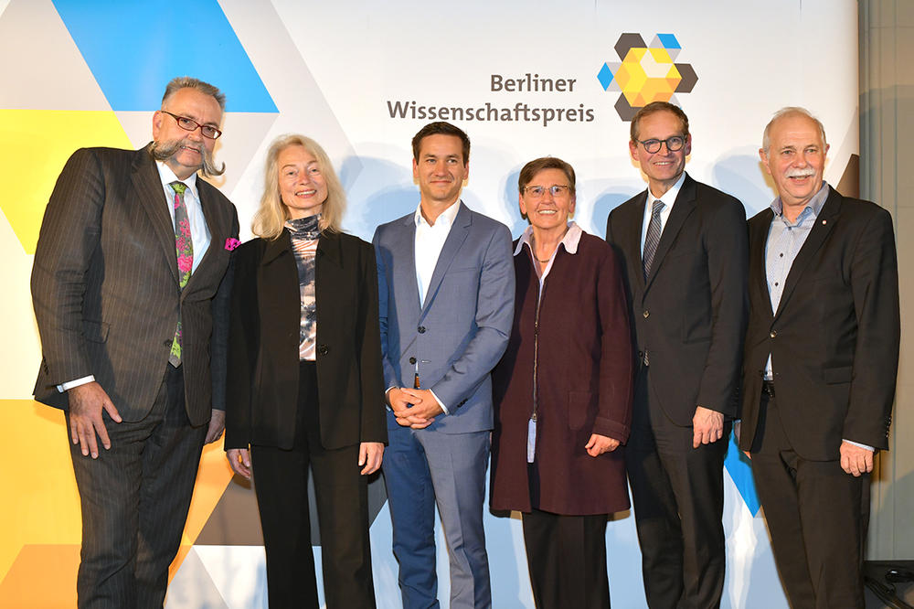 From left: Prof. Dr. Johannes Vogel (Director General, Museum of Natural History, Berlin); award winner Prof. Dr. Beatrice Gründler; Young Award winner Prof. Dr. Steve Albrecht; Prof. Dr. Erika Fischer-Lichte; Michael Müller; Prof. Dr. Jürgen Mlynek