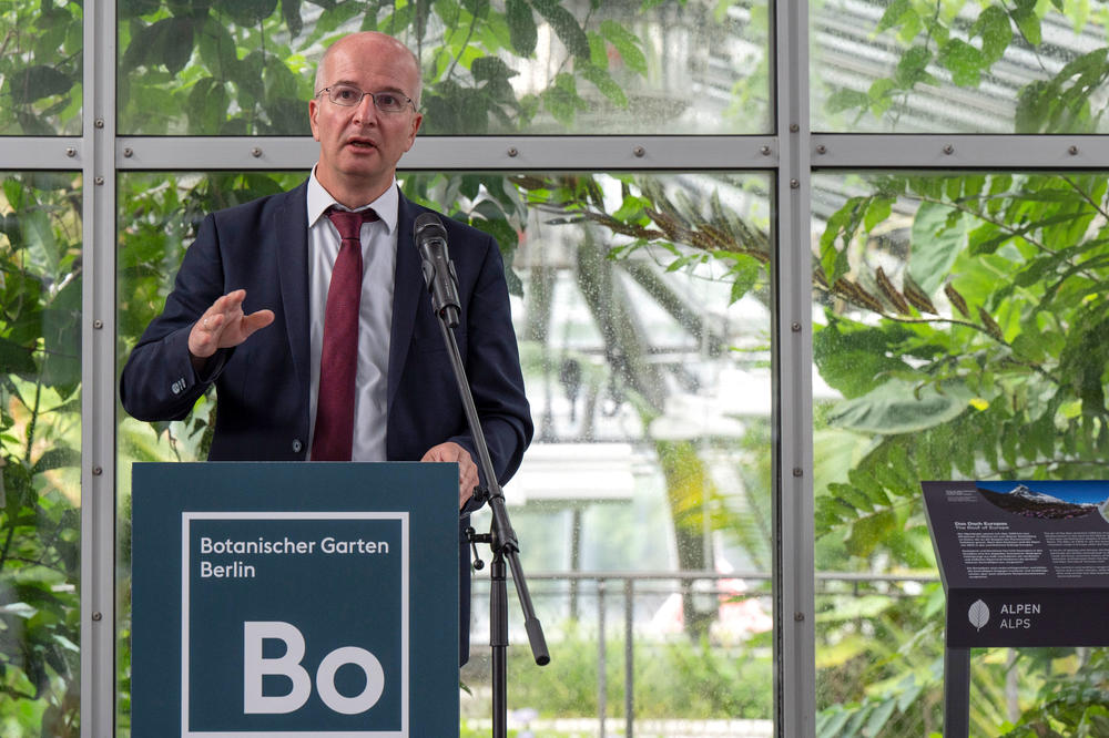 The director of the Botanic Garden, Thomas Borsch, presented his plans for the future development of the Botanic Garden and Botanical Museum to the public.