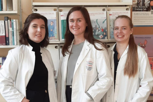 Gruppenbild der Pharmaziestudentinnen Melissa Hansjürgens, Rebecca Rosengrün und Sarah Bednasch