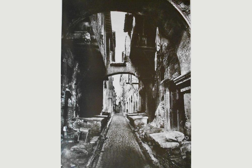 Ostracized and segregated in papal Rome. The Via del Portico d’Ottavia in the Roman Ghetto around 1860. The three-hectare area on the left bank of the Tiber was the last ghetto in western Europe prior to the Nazi period. It was liberated in 1870.