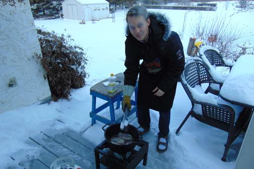 Cooking outside when it's –15° Celsius: On Christmas Eve Robert Brundage cooked duck à l'orange for his grandparents. He first seared the duck breasts on an outdoor barbecue.
