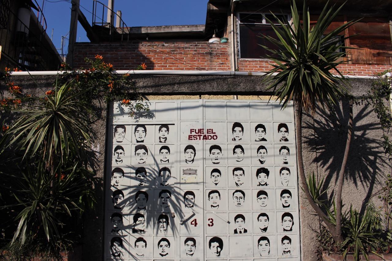 Street art on a building gate in Santo Domingo, Mexico City: “It was the state.”