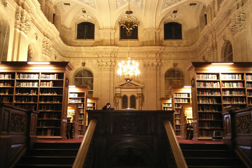 The impressive library of Lincoln College is considered one of the nicest college libraries – a calm, quiet place to study in the heart of the city.