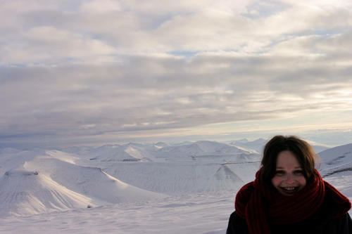 The last light before months of darkness: Janna Einöder in front of a landscape in Spitsbergen.
