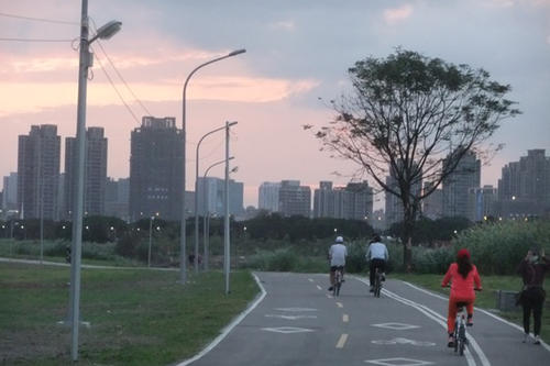 Luckily, there are plenty of bike paths, where you can get away from the exhaust gases and interminable traffic light phases in the downtown districts of Taipei.