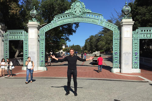 Open to new impressions: Louis Potthoff, shown here in front of Sather Gate, the main entrance to the University of California in Berkeley, is getting to know American college life better and better. He took a look at various fraternities.