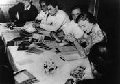 August 7-13, 1951 – Foundation of a working group of the European Student Press. The chief editors are depicted in the foreground. In the background, at the end of the table, is the medical student Otto H. Hess.