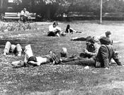 Campus of Freie Universität Berlin during the 1970s: Some students bring their children along to the seminars. Here they can be seen enjoying a break on one of the campus lawns.