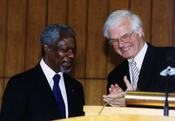 July 13, 2000 – Bestowal of an honorary doctorate on Kofi Annan, Secretary General of the United Nations, by the Dept. of Political and Social Sciences of Freie Universität Berlin. Here Kofi Annan is pictured with President Gaehtgens.