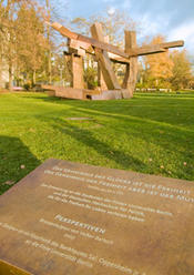 2007 – The bronze sculpture "Perspectives" by Volker Bartsch.        In the foreground: A memorial stone honoring the murdered students from Freie Universität Berlin.
