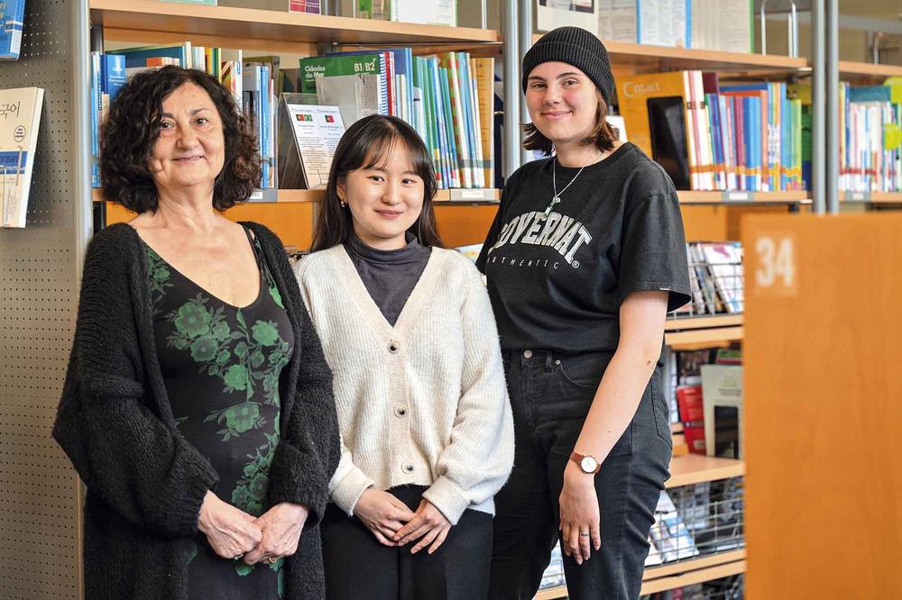 Philologist Dr. Giovanna Tassinari (left) heads the self-study center; students Jieun Lee (center) and Svenja Wöllecke met there as a language tandem and have since become good friends.