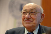 Marcel Reich-Ranicki was awarded an honorary doctorate from Freie Universität.