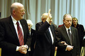 Marcel Reich-Ranicki is greeted enthusiastically by the audience.left to right: Prof. Dieter Lenzen, Reich-Ranicki, Prof. Widu-Wolfgang Ehlers, Dean of Philosophy and Humanities, and Elke Heidenreich