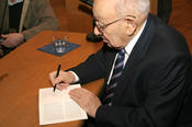 Many guests took the opportunity to have their books autographed by Marcel Reich-Ranicki.