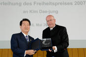 Professor Dieter Lenzen, who at the time was the president of Freie Universität, presented the Freedom Award to Kim Dae-Jung.