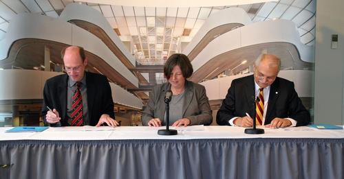 Signing of the Climate Change Agreement in 2011 by Peter-André Alt, Katrin Lompscher und Peter Lange (v.l.n.r.)