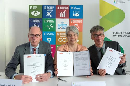 Signing of the 2nd Climate Protection Agreement by Peter-André Alt, Andrea Bör und Stefan Tidow (v.l.n.r.)