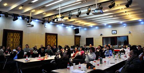 The artistic performances made many members of the audience take out their smartphone cameras.