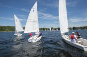 Members of Freie Universität can learn to sail nearby at the Water Sports Center.
