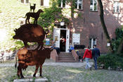A sculpture in the style of the Bremen Town Musicians decorates the main campus of the Department of Veterinary Medicine in Düppel.