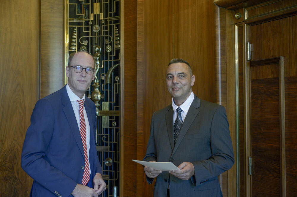 Universitätspräsident Peter-André Alt (links) übergibt Michael Lowack (rechts) das Zertifikat für den Weiterbildungslehrgang.