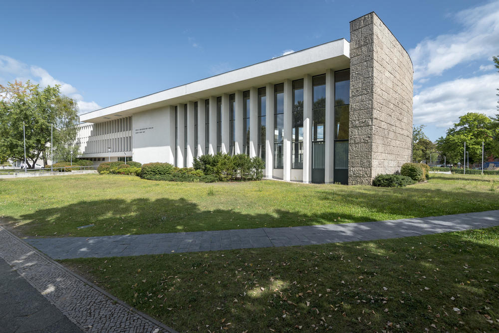 Henry-Ford-Bau auf dem Campus der Freien Universität Berlin in Dahlem