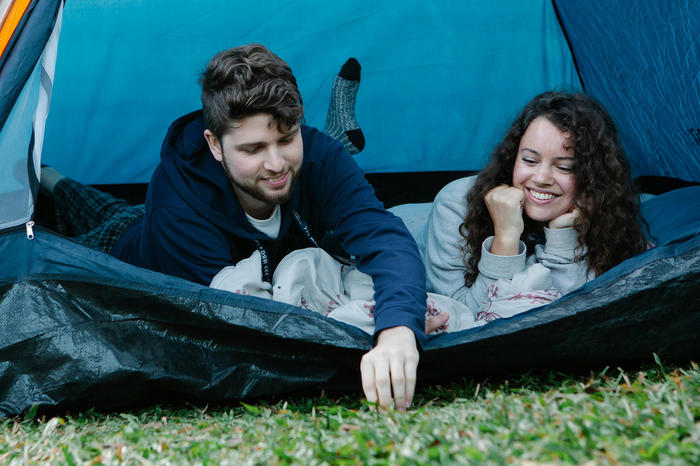 Zwei Personen in einem Zelt.