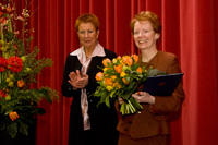 Dr. Hanna Beate Schöpp-Schilling erhält den Margherita-von-Brentano-Preis 2008, die Vizepräsidentin Prof. Christine Keitel-Kreidt (links) überreichte die Urkunde