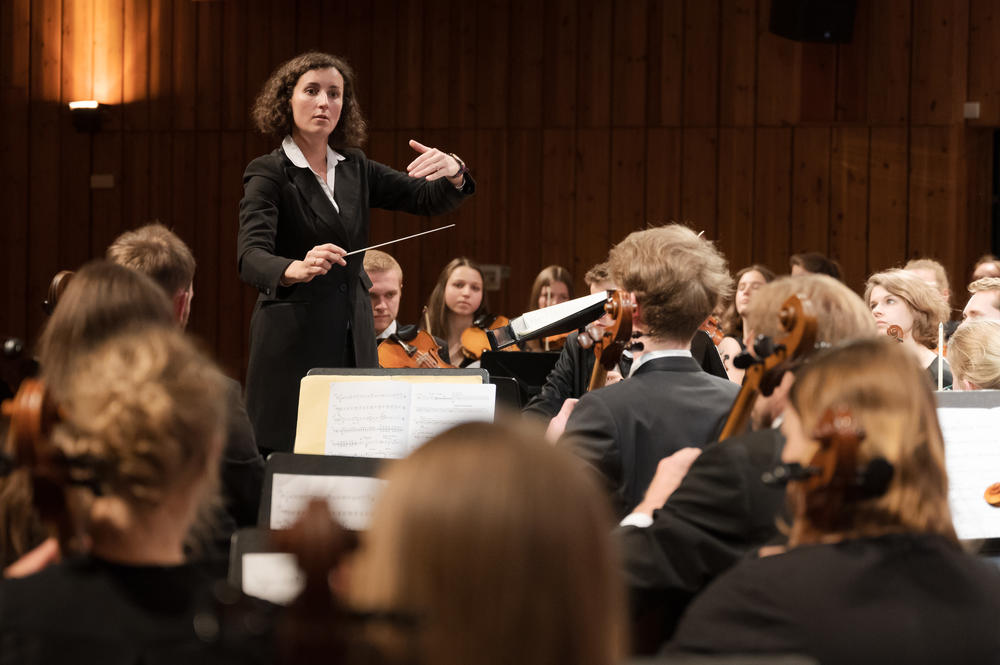 Dirigentin Donka Miteva und das Sinfonieorchester des Collegium Musicum Berlin