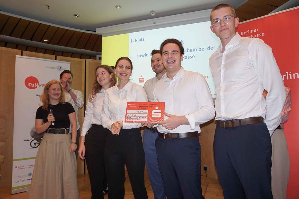Das Team "LehrCraft" gewann den ersten Preis beim Funpreneur-Wettbewerb und ein Preisgeld von 1200 Euro sowie einen Coaching-Gutschein bei der Berliner Sparkasse.