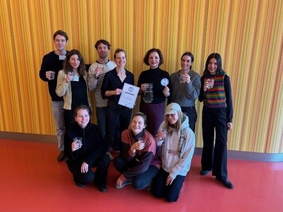 Die Schüler:innenUni Nachhaltigkeit + Klimaschutz ist für ihr vorbildliches Engagement für eine leitungswasserfreundliche Universität und Berliner Schulen ausgezeichnet worden.
