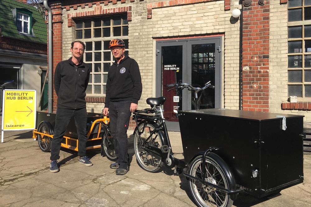 Übergabe: Thomas Schulze (re.), Hausmeister am Fachbereich Veterinärmedizin der Freien Universität, erhält von Julian Gerlach vom Berliner Lastenrad-Dienstleister „isicargo“ den automatischen Lastenanhänger.