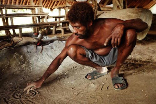 Ein Häuptling im südpazifischen Vanuatu kommuniziert über in den Sand gemalte Zeichen. Von den insgesamt etwa 7000 Sprachen weltweit gilt mehr als ein Drittel als gefährdet.