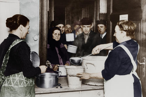 With the global economic crisis at the end of the “Golden Twenties,” many people began to go hungry again. The picture shows a soup kitchen for the needy in Berlin-Schönweide (1931).