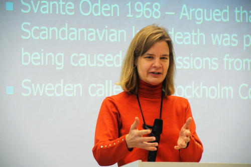 Miranda Schreurs ist Professorin für Vergleichende Politikwissenschaft und Leiterin des Forschungszentrums für Umweltpolitik (FFU) der Freien Universität.