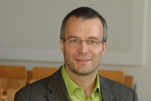 Ronnie Schoeb ist Professor für Volkswirtschaftslehre und Dekan des Fachbereichs Wirtschaftswissenschaft der Freien Universität.