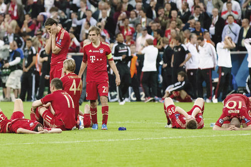 Arjen Robben und seine Mitspieler sinken enttäuscht zu Boden: Bastian Schweinsteiger, Mittelfeldspieler des FC Bayern München, verschießt 2012 im Finale der Champions League in München, dem „Finale Dahoam“, den entscheidenden Elfmeter.