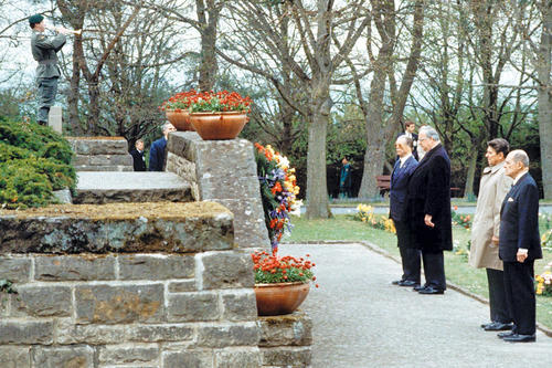 Aus Anlass des  40. Jahrestags der bedingungslosen Kapitulation der Wehrmacht am 8. Mai 1945 legten der ehemalige US-Präsident Ronald Reagan mit Bundeskanzler Helmut Kohl auf dem Soldatenfriedhof „Kolmeshöhe“ in Bitburg einen Kranz nieder.