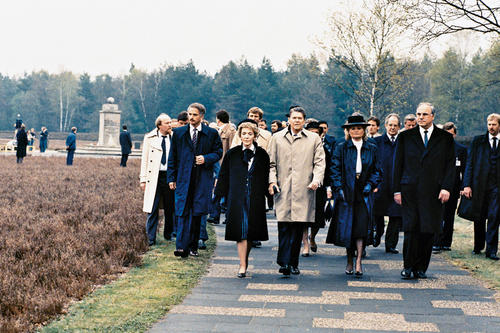Am Morgen des 5. Mai 1985 gedachten Helmut und Hannelore Kohl sowie Ronald und Nancy Reagan beim Besuch des  Konzentrationslagers Bergen-Belsen der Opfer des Nationalsozialismus.