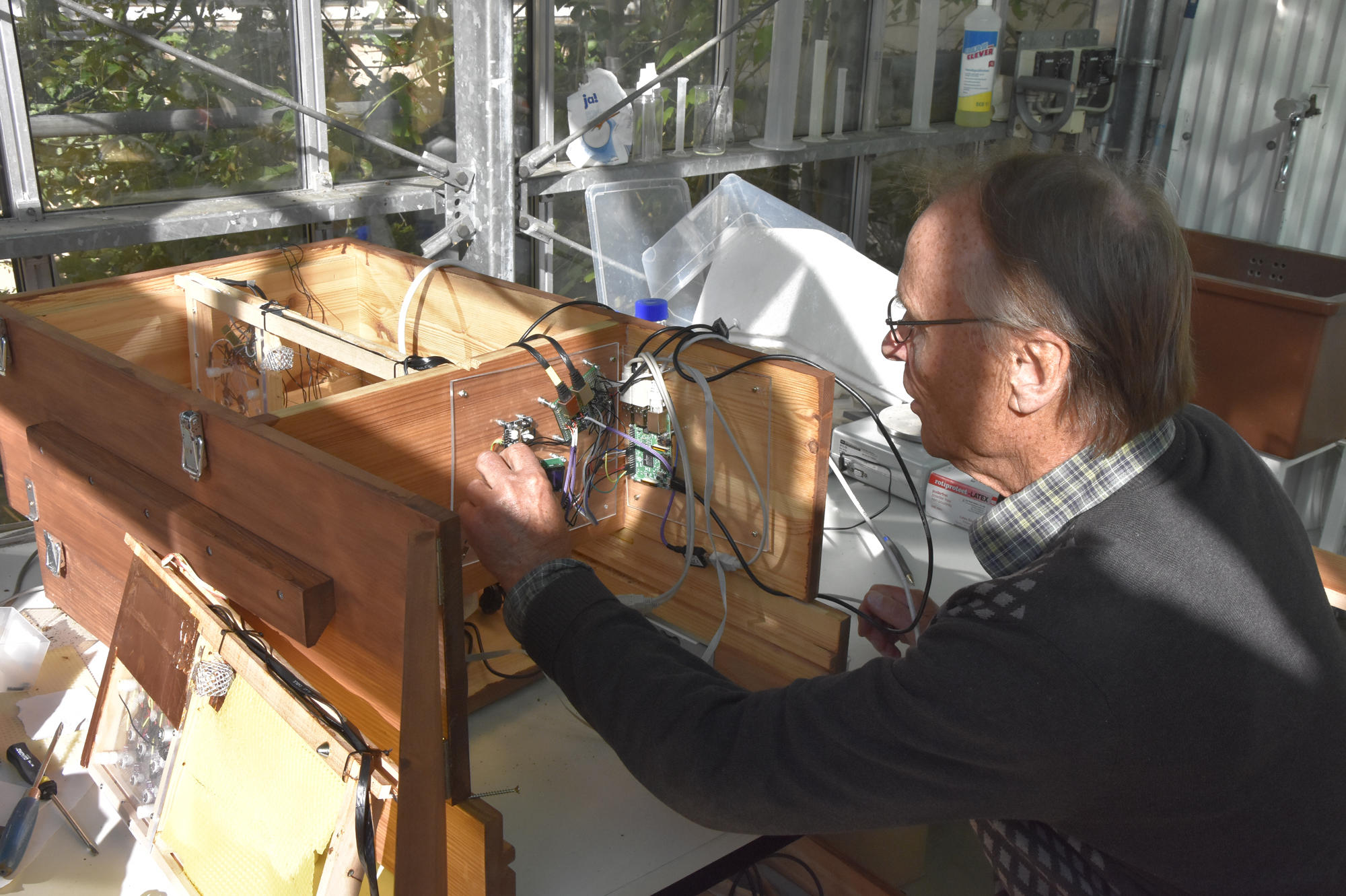 Mit selbst entwickelten Bienenkästen, ausgestattet mit Mikroprozessoren, kann Randolf Menzel die Veränderungen im elektrischen Feld eines Bienenstaates untersuchen.