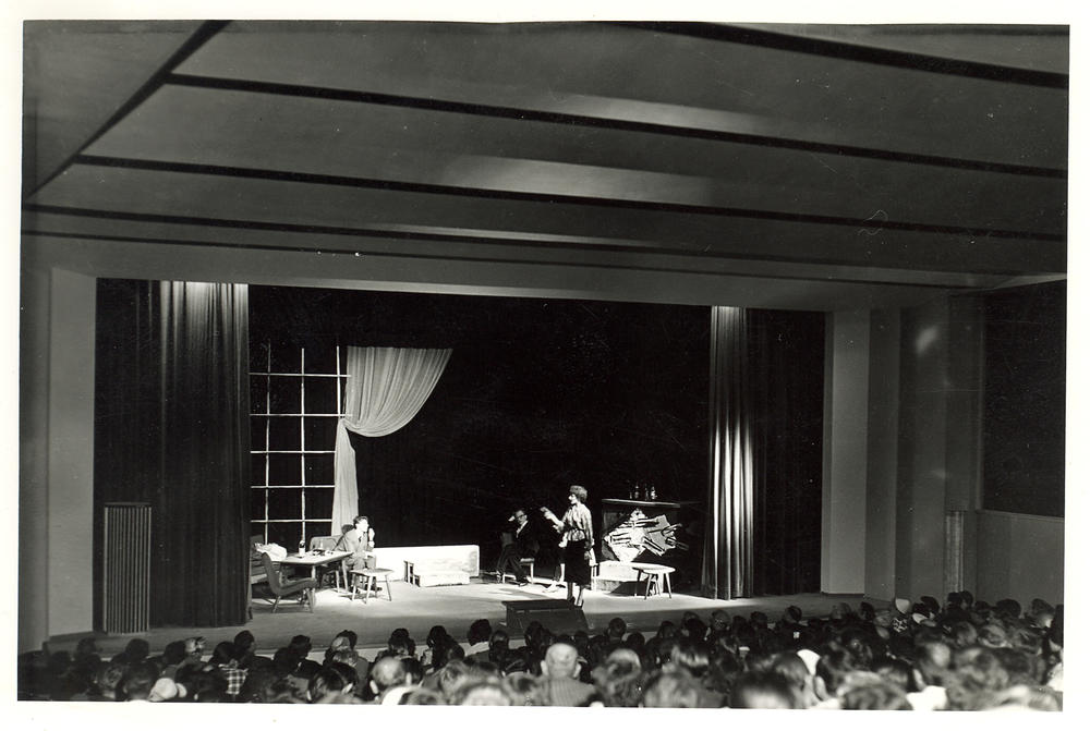 Gottfried Benn, "Die Stimme hinter dem Vorhang". Vorstellung zur Eröffnung des Theatersaals im Henry-Ford-Bau (heute Hörsaal A) durch die Studentenbühne des Theaterwisseschaftlichen Instituts am 19. Juni 1954.