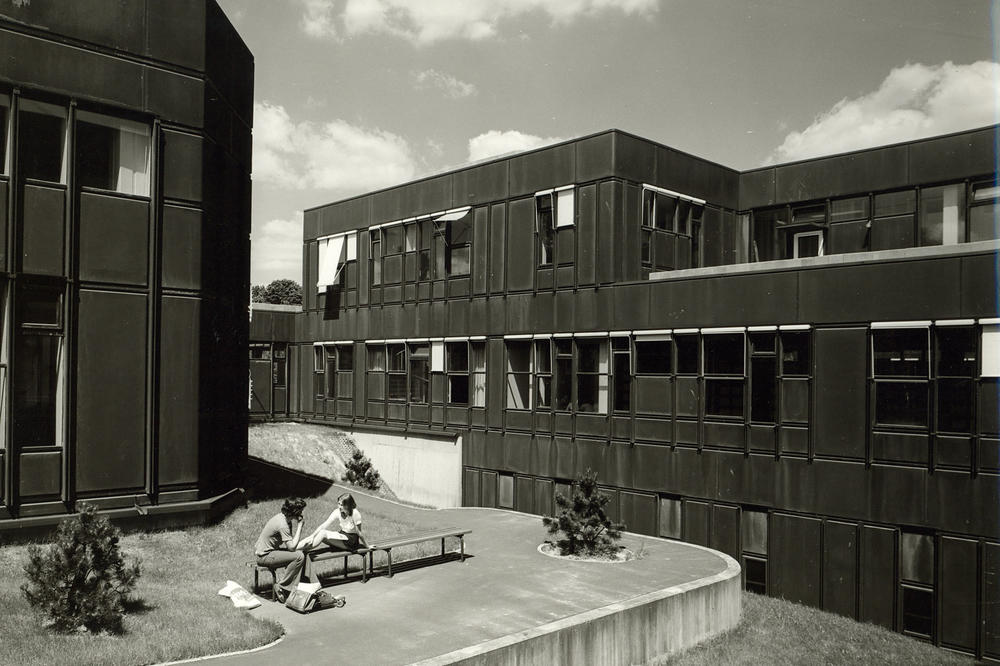 1973 wird der erste Bauabschnitt der „Rostlaube“ eröffnet. Entworfen von den Pariser Architekten Shadrach Woods, Georges Candilis und Alexis Josic soll sich dort das universitäre Leben entwickeln.