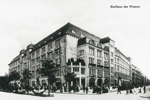 Heute kaum mehr vorzustellen, aber 1908 hatten Mitarbeiter des Kaufhauses des Westens Anspruch auf zwei Stunden Mittagspause. Aufnahme aus dem Jahr 1907.